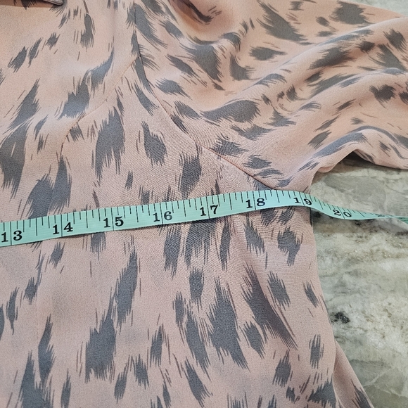 Reese Abstract Print Blouse S Pink Gray Button Front High Low Hem Tab Sleeve - Picture 8 of 9